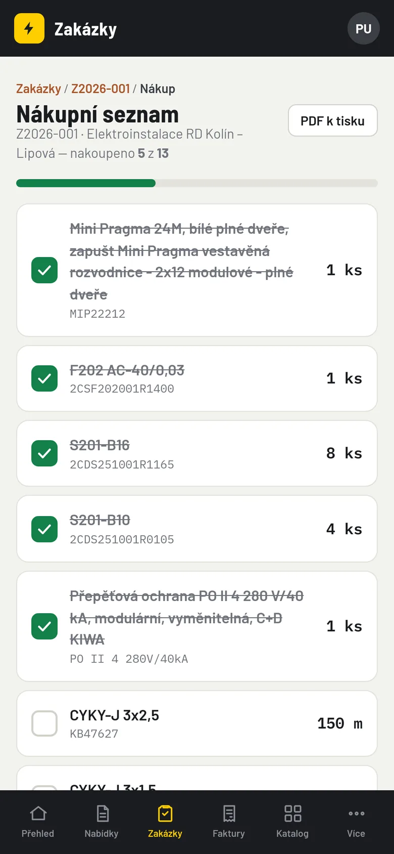 Nákupní seznam zakázky v mobilu — nakoupeno 5 ze 13 položek